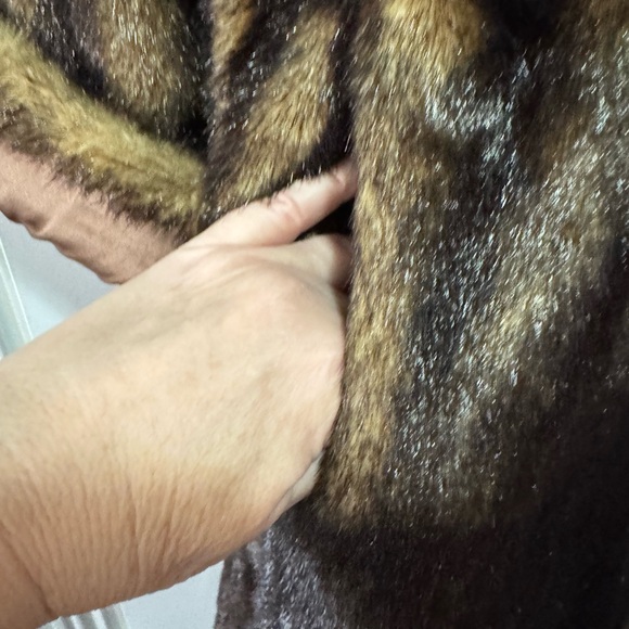 Dennis Basso Faux Fur Heavy Soft Slippery Feel Medium Hook +Eye Closure - Picture 7 of 9